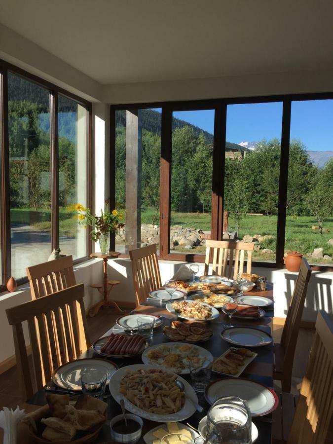 Beko'S Garden Inn Местия Экстерьер фото